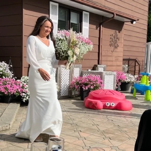 Simple wedding dress - Picture 3 of 9